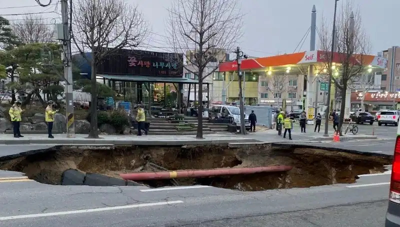 Güney Kore’deki Dev Çukur, Motosikletli Gençlerin Korkulu Rüyası Oldu