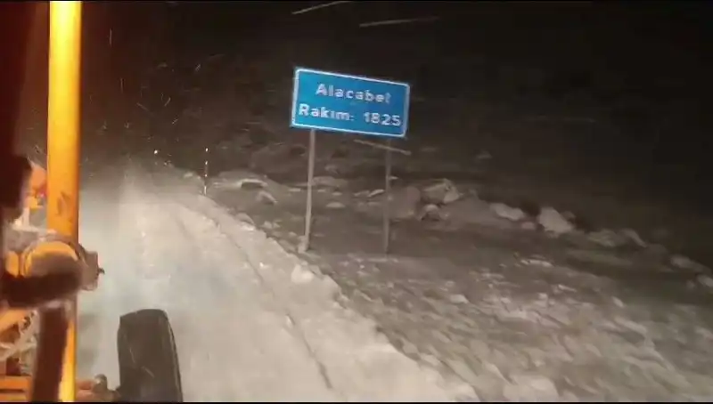 Antalya'da Aniden Yağmaya Başlayan Kar, Şehirde Hayatın Akışını Değiştirdi