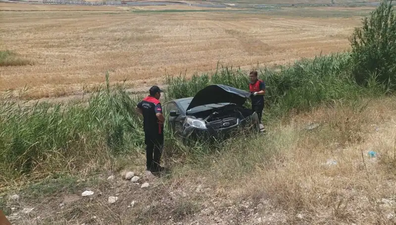 Otomobille Şarampole Uçan İki Kişi Hastaneye Kaldırıldı