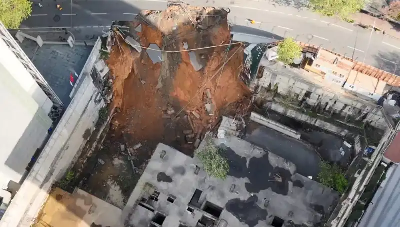 Sarıyer’de Yol Çöktü: Aşırı Yağışlar Trafiği Felç Etti!