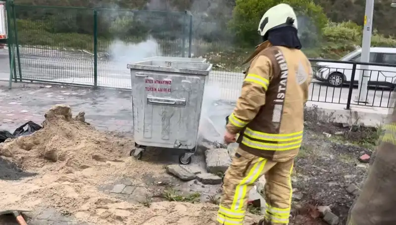 Başakşehir'de Çöp Konteynerinden Yükselen Dumanlar: Kimyasal Panik Yaşandı!