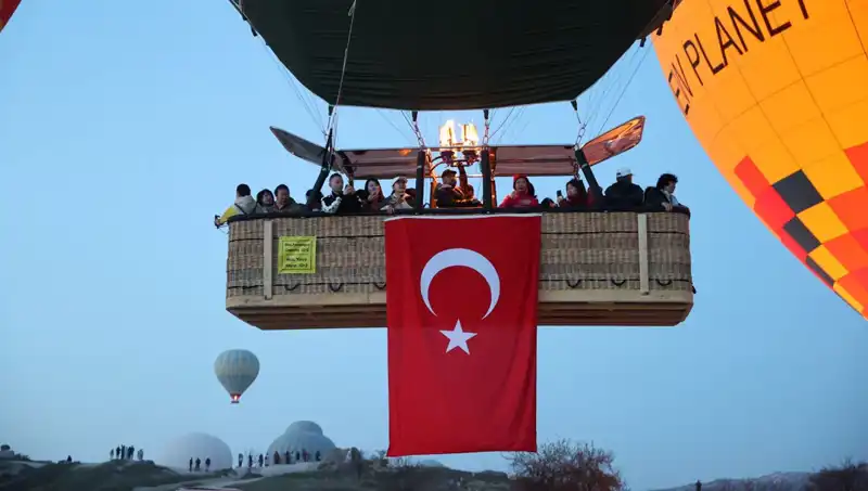 Kapadokya'da 23 Nisan Coşkusu: Balonlar Türk Bayraklarıyla Havalandı!