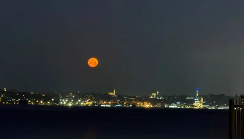 İstanbul'da Çilek Dolunayı: Doğanın Eşsiz Güzelliği Gökyüzünde Dans Ediyor