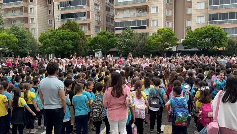 Öğrenci Kayıtları İçin Süpriz Kutlama: Annelere Duygulandıran Anlar