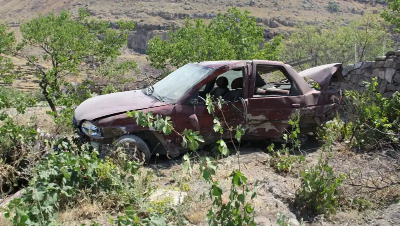 Kontrolden Çıkan Otomobil Bahçeye Düşerek Büyük Hasara Yol Açtı