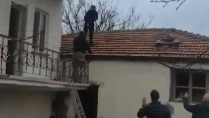 Polis, Çatıda Kıstırdığı Şüpheliye Eşlik Eden Drama Göz Kulaç Açtı