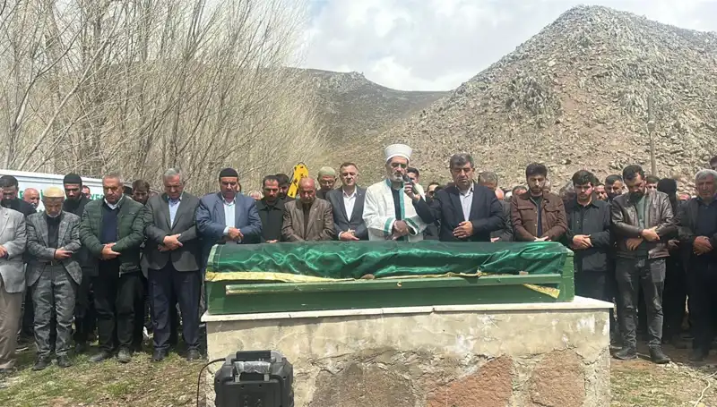 Baba ve Kızlarının Duygusal Ayrılığı: Acı Bir Veda Anısı
