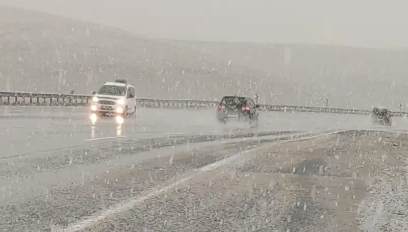 Nisan Ayında Bahara Karşı Sürpriz: Kar Yağışı Birçok Yeri Beyaza Bürüdü