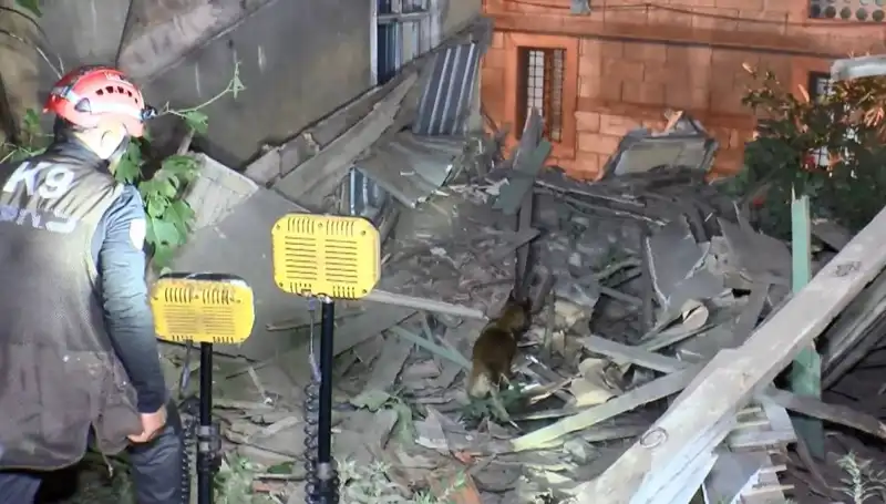 İstanbul’da Deprem Sonrası Hasar Gören Bina Çöktü: Çevre Halkında Panik