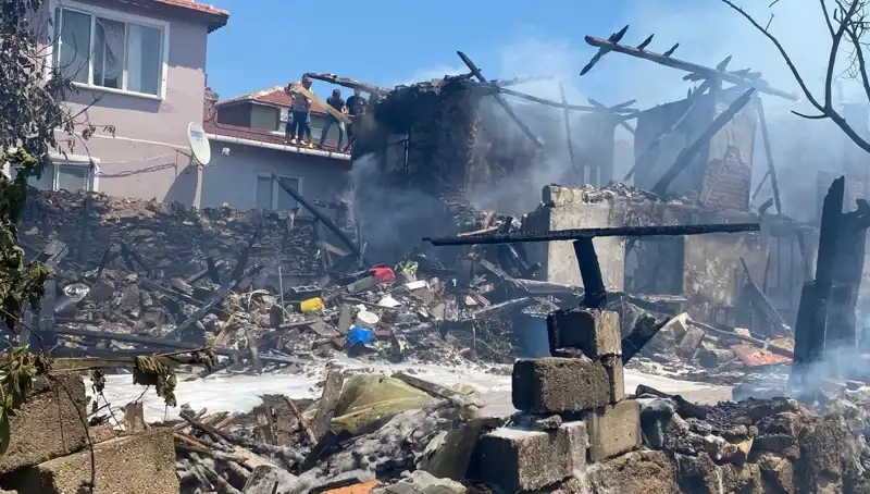 Kırklareli'nde Yangın Faciası: İtfaiye Eri Sözleşti, 2 Katlı Ev Küle Döndü