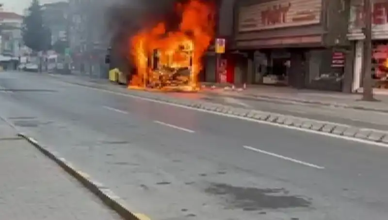 Ümraniye'de Yangın Paniği: Aniden Alev Alan Bina Korkuttu!