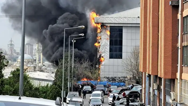 Başakşehir Sanayi Sitesinde Yangın: Ekipler Olay Yerinde Mücadele Ediyor