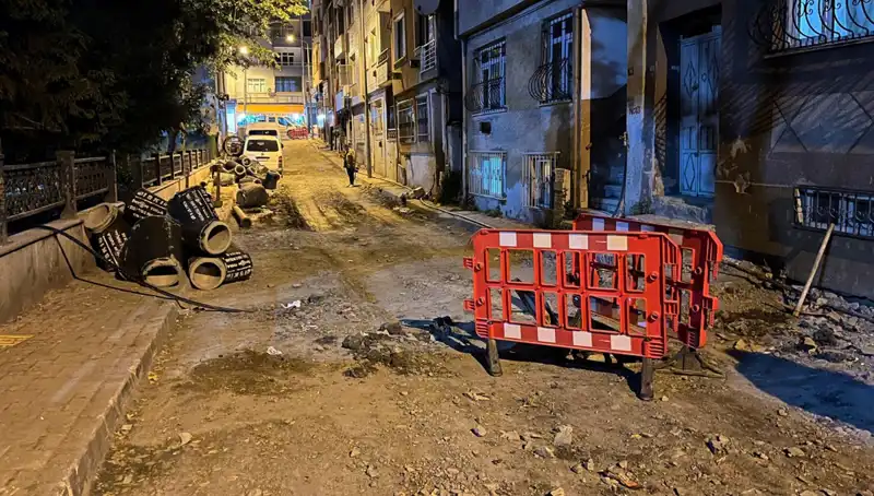 Bayrampaşa Sokaklarında Altyapı Çalışması Sırasında Rögar Kapağı Patladı