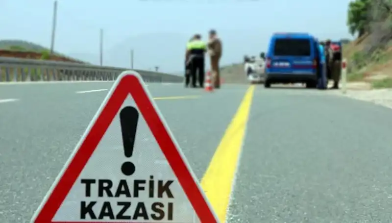 Ticari Araç ve Otomobil Çarpıştı: 5 Kişi Yaralandı, Olay Yerinde Panik