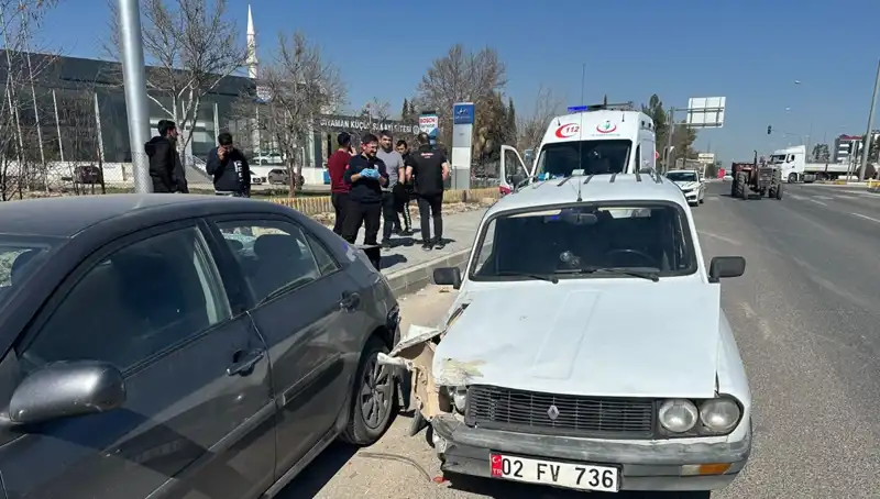 Park Halindeki Araca Çarpan Otomobil Kazası: Bir Kişi Yaralı
