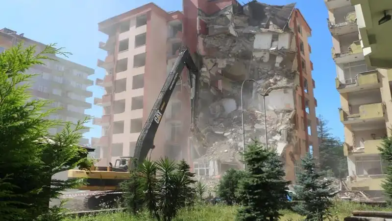 Dalgaların Gücü ile Yıkılan Binalar: Yerel Halk Ne Dedi?