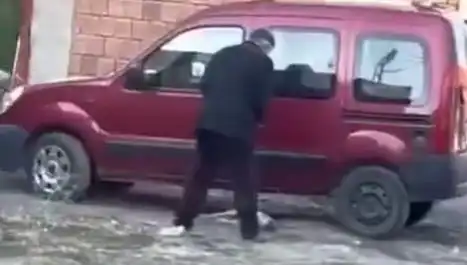 Sokak Ortasında Bir Köpeğe Uygulanan Şiddet Gözleri Doldurdu