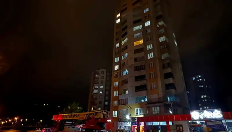 Yıldırım Düşen Apartmanın Çatısı Hızla Yenilenecek