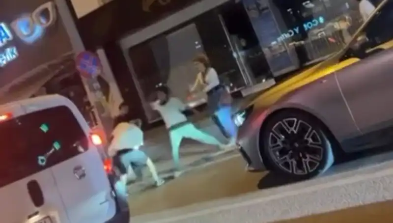 Cadde Boks Ringine Dönüşürken Şehir Sokaklarında Yumurta Kıran Mücadeleler Yaşandı