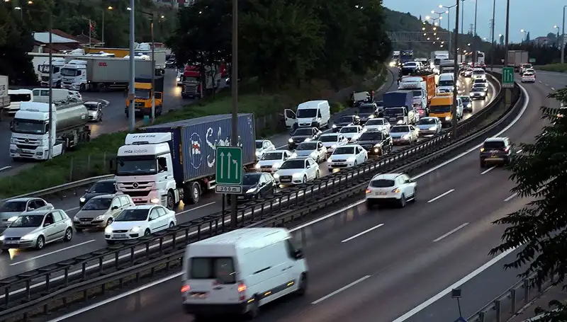 Bayramda Yoğun Trafiğe Özel Önlemler: Yasaklar Yarın Gece Başlıyor