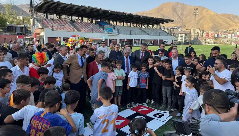 Hakkari'de Anadolu Şenliği Coşku ve Renklerle Başladı!