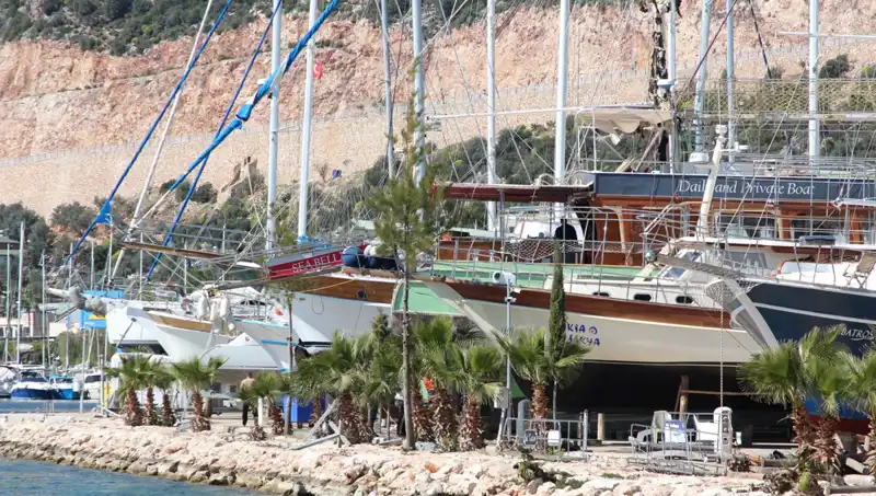 Kaş’ta Gezi Tekneleri Yeni Sezona Hazırlanıyor, Tatilcileri Bekliyor