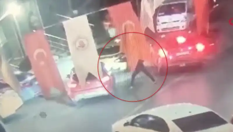 Kağıthane'de Sokak Ortasında Cinayet: Genç, Otomobilde Kurşun Yağmuruna Tutuldu!