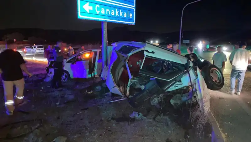 Çanakkale'de Korkutan Kazada İki Otomobil Çarpıştı: Yaralılar Hastaneye Sevk Edildi