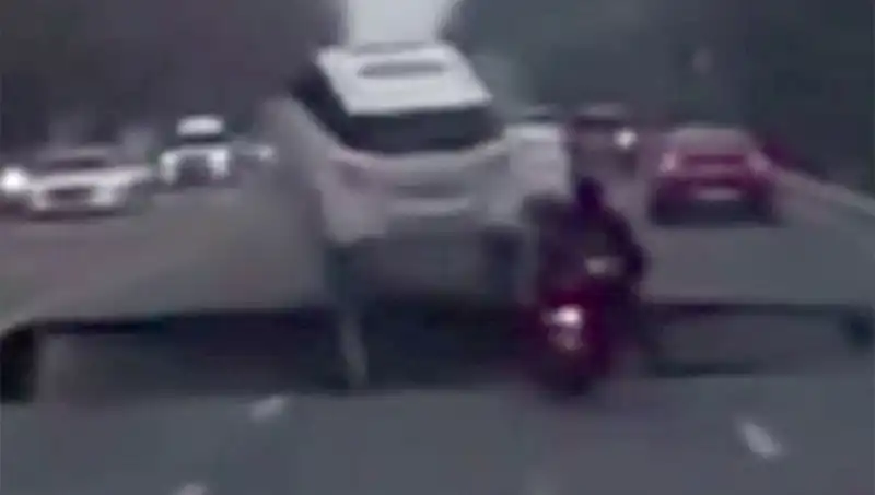 Güney Kore Otoyolunda Dev Çukur Motosikleti Yuttu, Şoke Eden Görüntüler!
