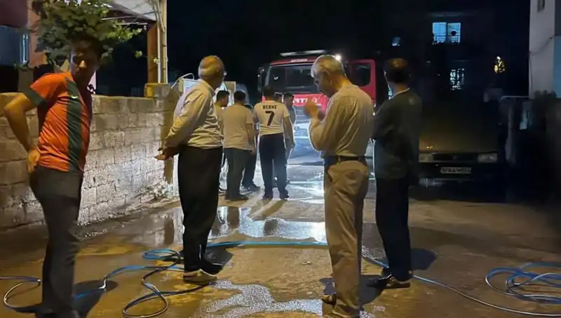 Park Halindeki Araç Alev Alev Yandı, Caddede Korku Dolu Anlar