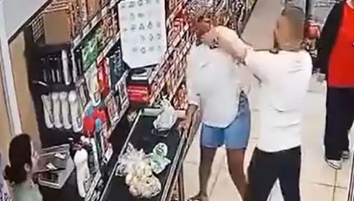 Marketteki Kasa Sırasındaki Skandal: Çocuğunun Önünde Kadına Saldırdı!