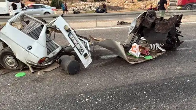 Bariyere Çarpan Araç Hurda Yığını Haline Geldi: Sonuç Feci!