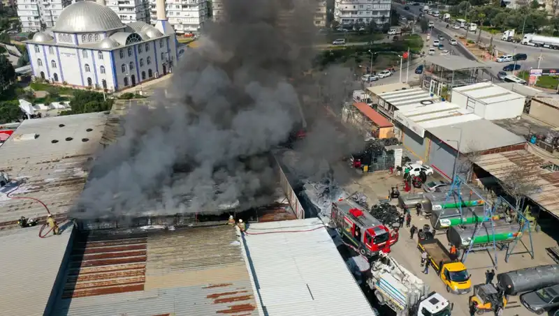 İzmir’de Oto Lastikçide Çıkan Yangın, İtfaiye ve Ekiplerin Zorlu Mücadelesi