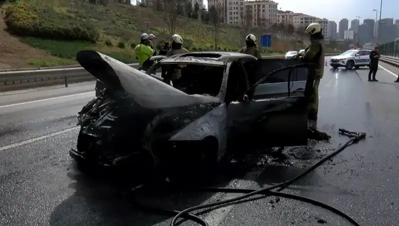 Otomobil Yangınında Alevler Her Yeri Sardı, Araç Küle Döndü!