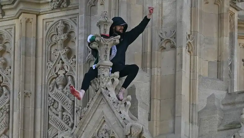 Londra’da Filistin Bayrağı ile Big Ben'e Tırmanan Protestocu Dikkatleri Üzerine Çekti