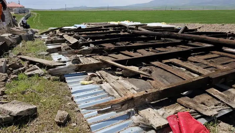 Bitlis'te Fırtına Etkisini Gösterdi: Çatılar Uçtu, Zaralar Büyüdü