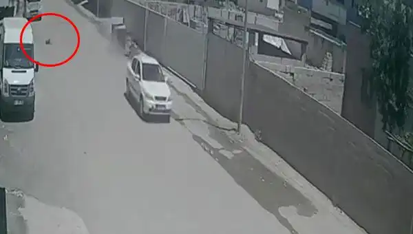 Otomobil Çocuğa Çarptı, Sürücü Kaçtı: Mahallede Şok Etkisi