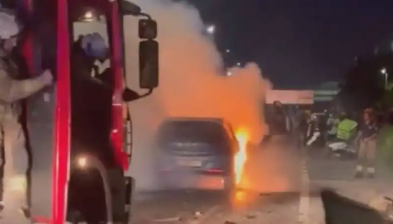 Otoyolda Korkutan Kaza: Araç Bariyerlere Çarptı ve Alev Aldı!