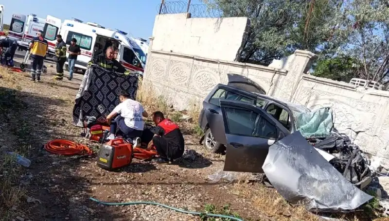 Lastiği Patlayarak İstinat Duvarına Çarpan Araçta 1 Kişi Hayatını Kaybetti