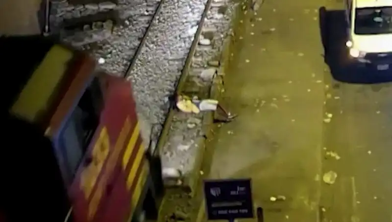Hayatta Kalmanın Mucizesi: Tren Çarptı, Saniyeler İçinde Ayağa Kalktı!