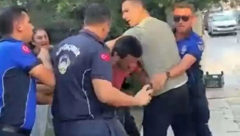 Sokak Ortasında Seyyar Satıcıya Zabıtadan Sert Müdahale