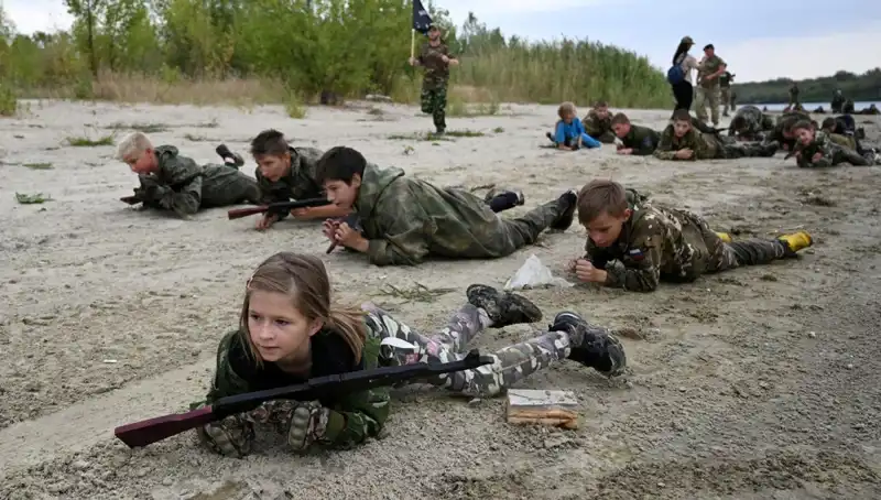 Rusya'nın Savaşçı Çocukları: 8 Yaşındaki Askerler Kampta Hayatta Kalma Mücadelesi Veriyor