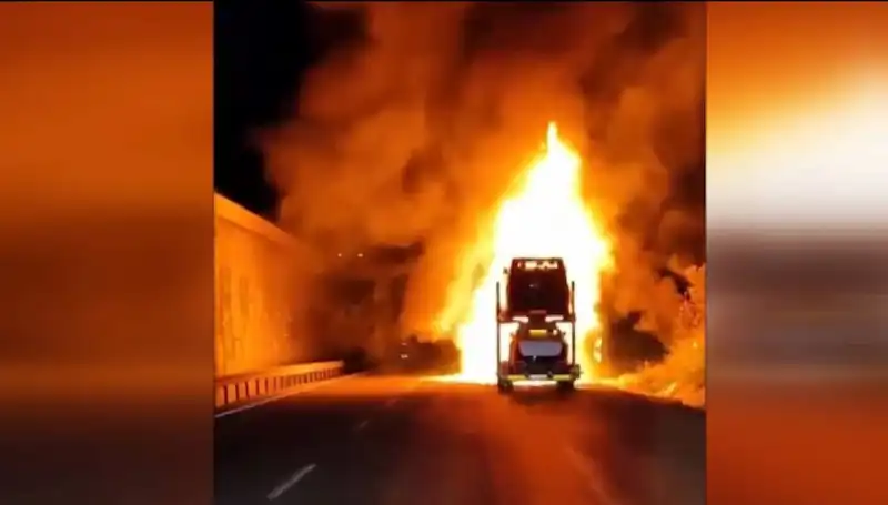 Otomobil Yüklü Tırda Korkutan Yangın: 8 Araç Alev Alev Yandı