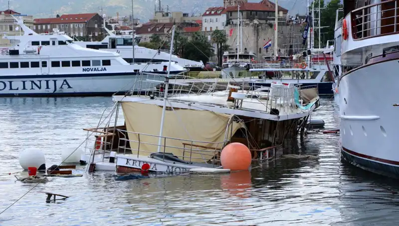 Hırvatistan'da Şiddetli Fırtına, Feribotun Çarptığı Gemi Battı