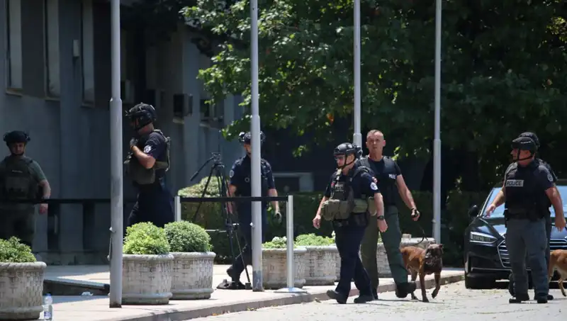Kosova Meclisi'nde Bomba İhbarı Korkutucu Anlar Yaşattı