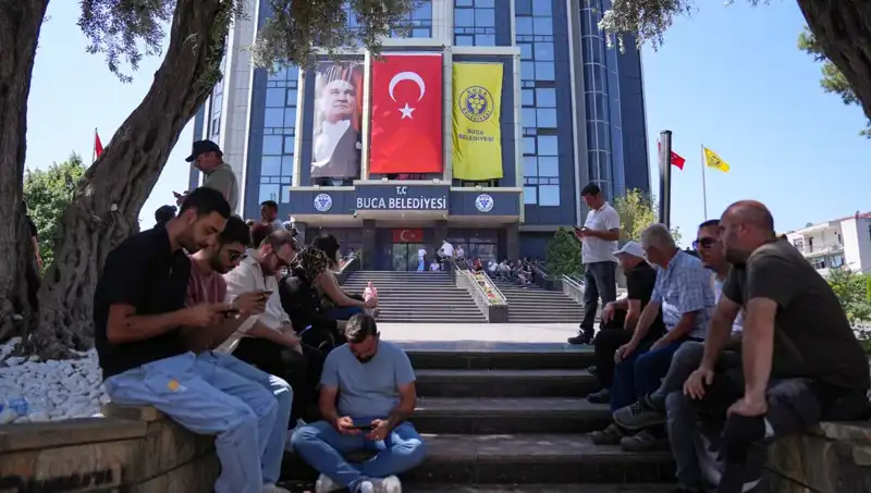 Ücretlerini Alamayan İşçiler, Kent Meydanında Oturma Eylemi Gerçekleştirdi
