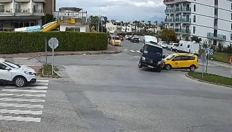 Kavşakta Feci Kaza: Minibüs ile Ticari Taksi Çarpıştı, Yaralılar Var!