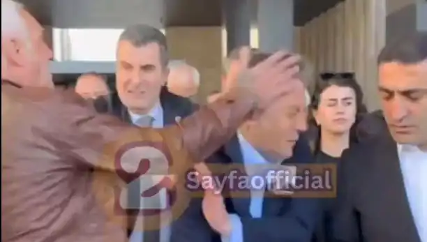 Özgür Özel, AKM Çıkışında Skandal Bir Fiziksel Saldırıyla Karşılaştı!