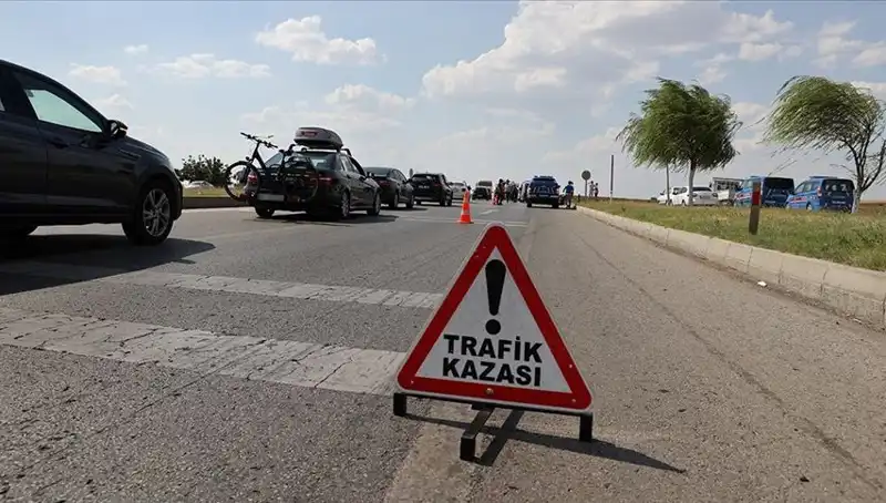 Adana'da Feci Trafik Kazası: Kamyon ve Otomobil Çarpıştı