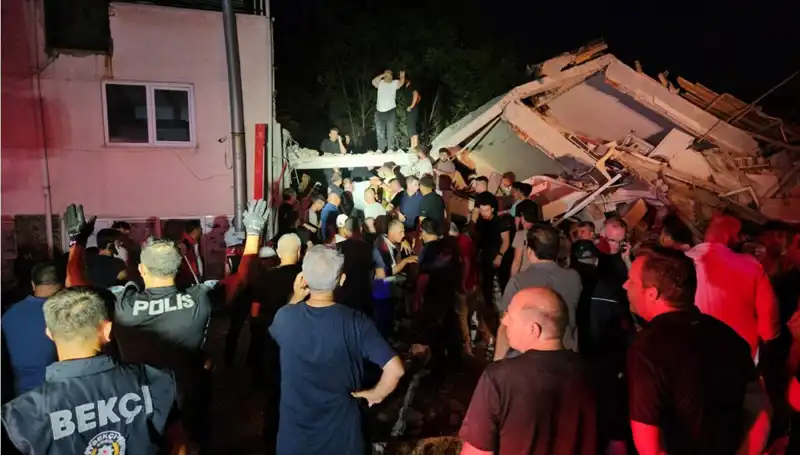 Balıkesir Sındırgı'da Deprem Paniği: Hayatını Kaybedenler ve Yaralılar